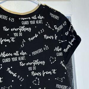NWT Good Vibes Only Black and White Proverbs Bible Verse Star T-shirt Size M